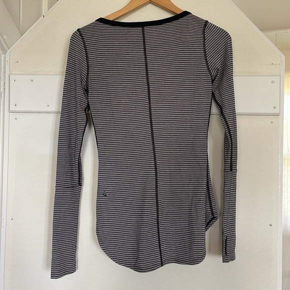 Lululemon Awesoma Henley, Sz 4 - Picture 2 of 5